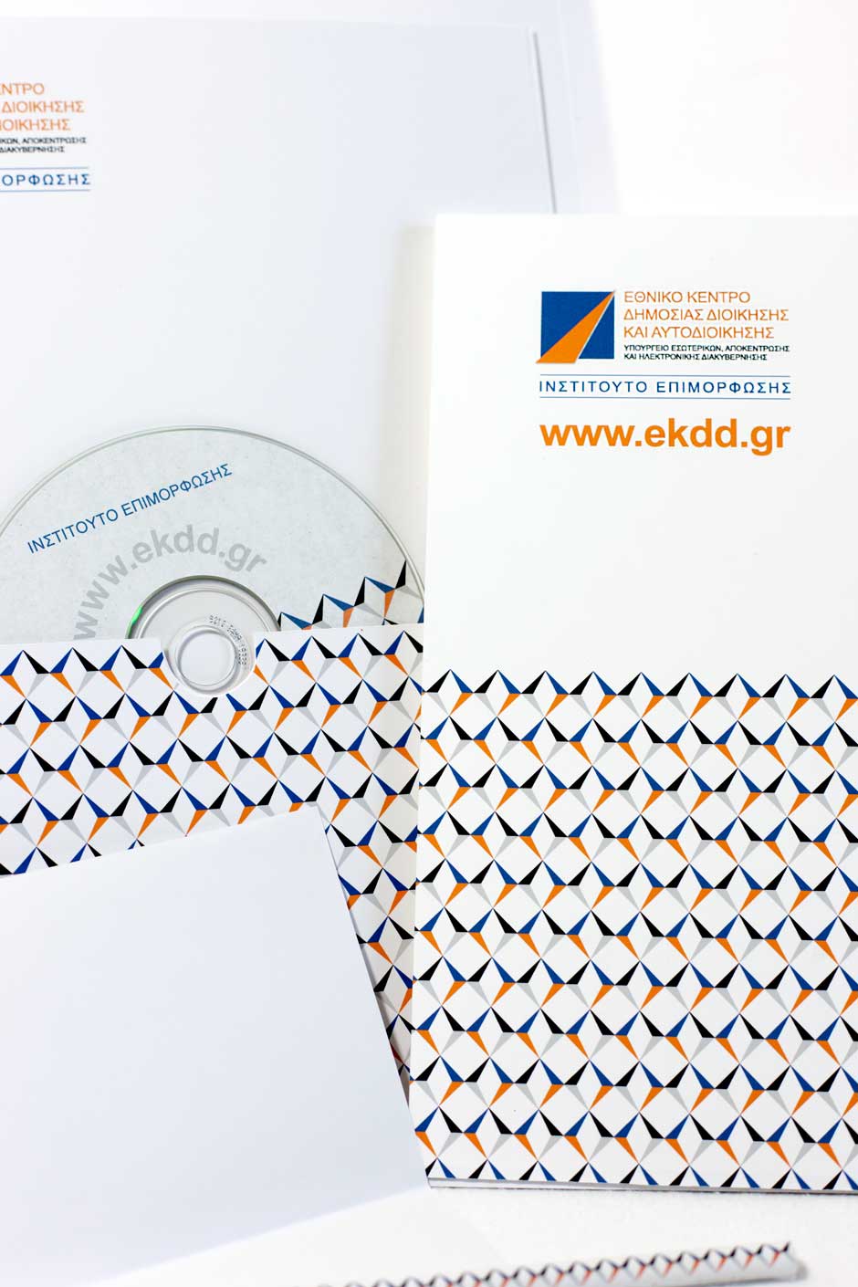 Complete visual identity and press kit with DVD packaging, notepad and promotional elements for institutional use. NO IDEA. Branding Graphic Design Agency.